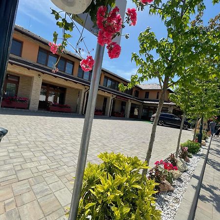 Voeroes Alom Panzio Bed & Breakfast Tiszakecske Bagian luar foto