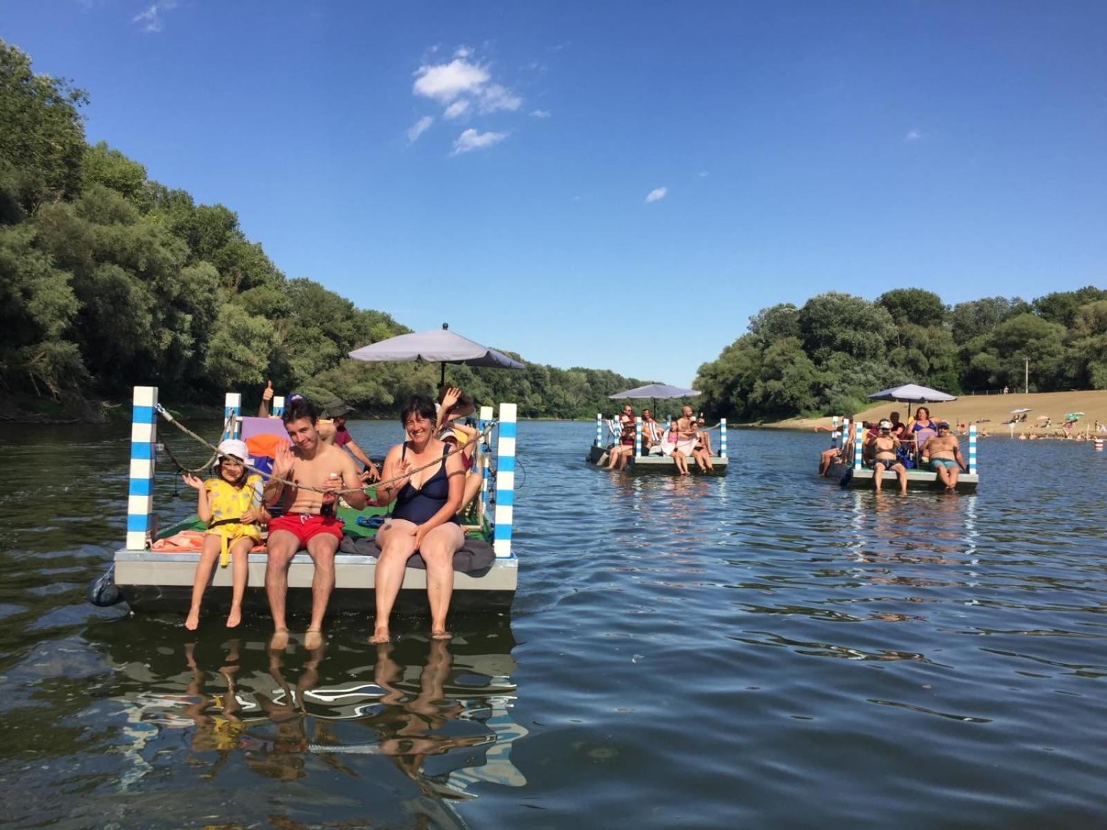 Voeroes Alom Panzio Bed & Breakfast Tiszakecske Bagian luar foto