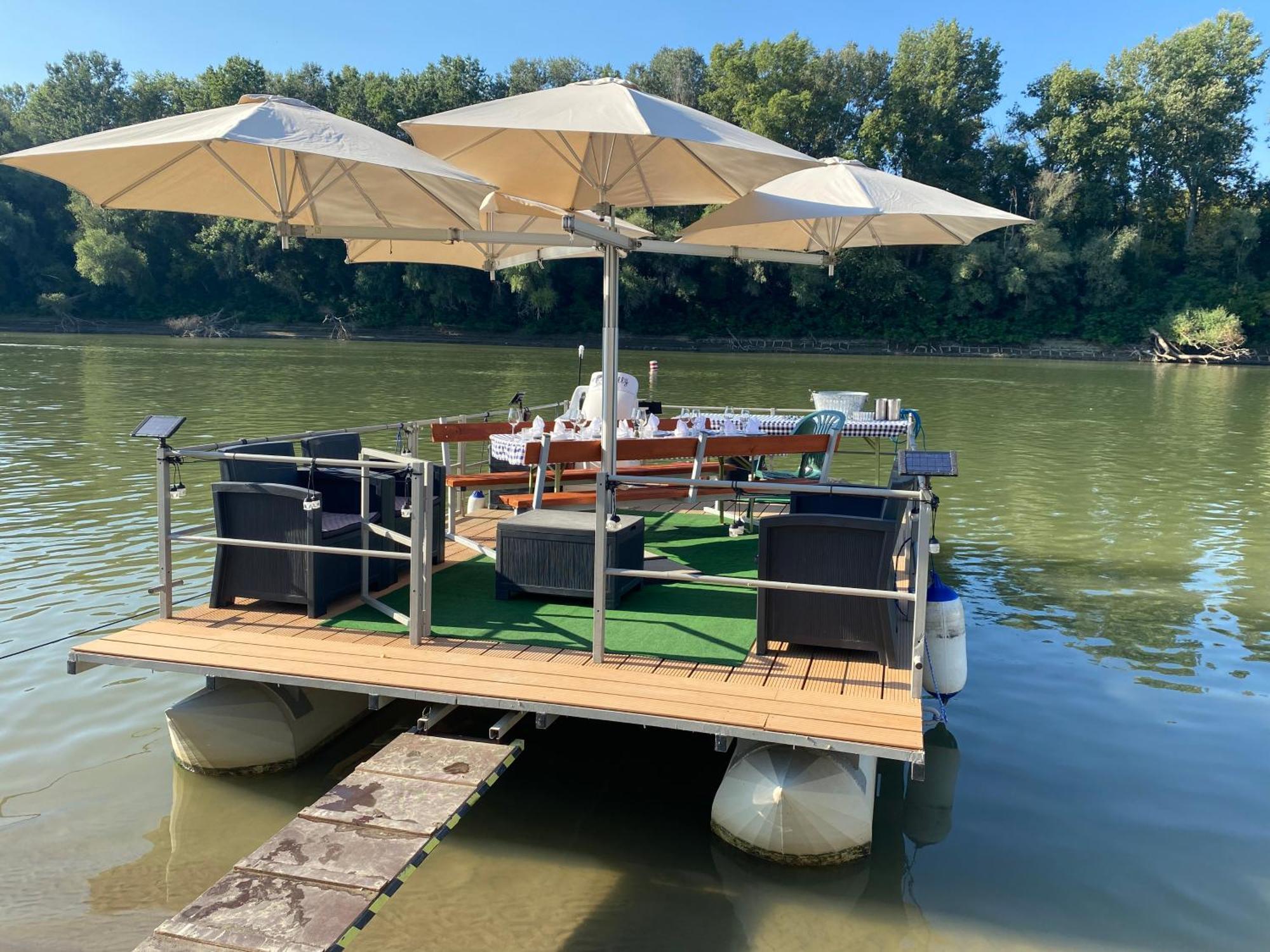 Voeroes Alom Panzio Bed & Breakfast Tiszakecske Bagian luar foto