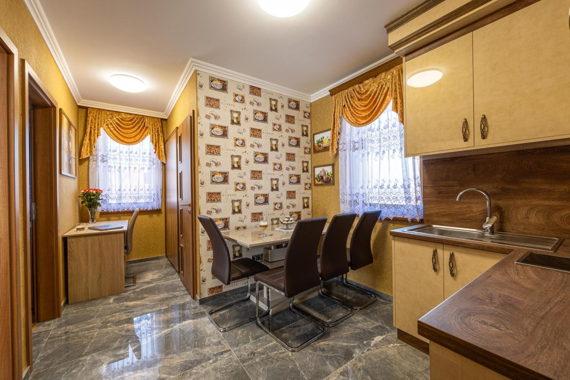 Voeroes Alom Panzio Bed & Breakfast Tiszakecske Bagian luar foto