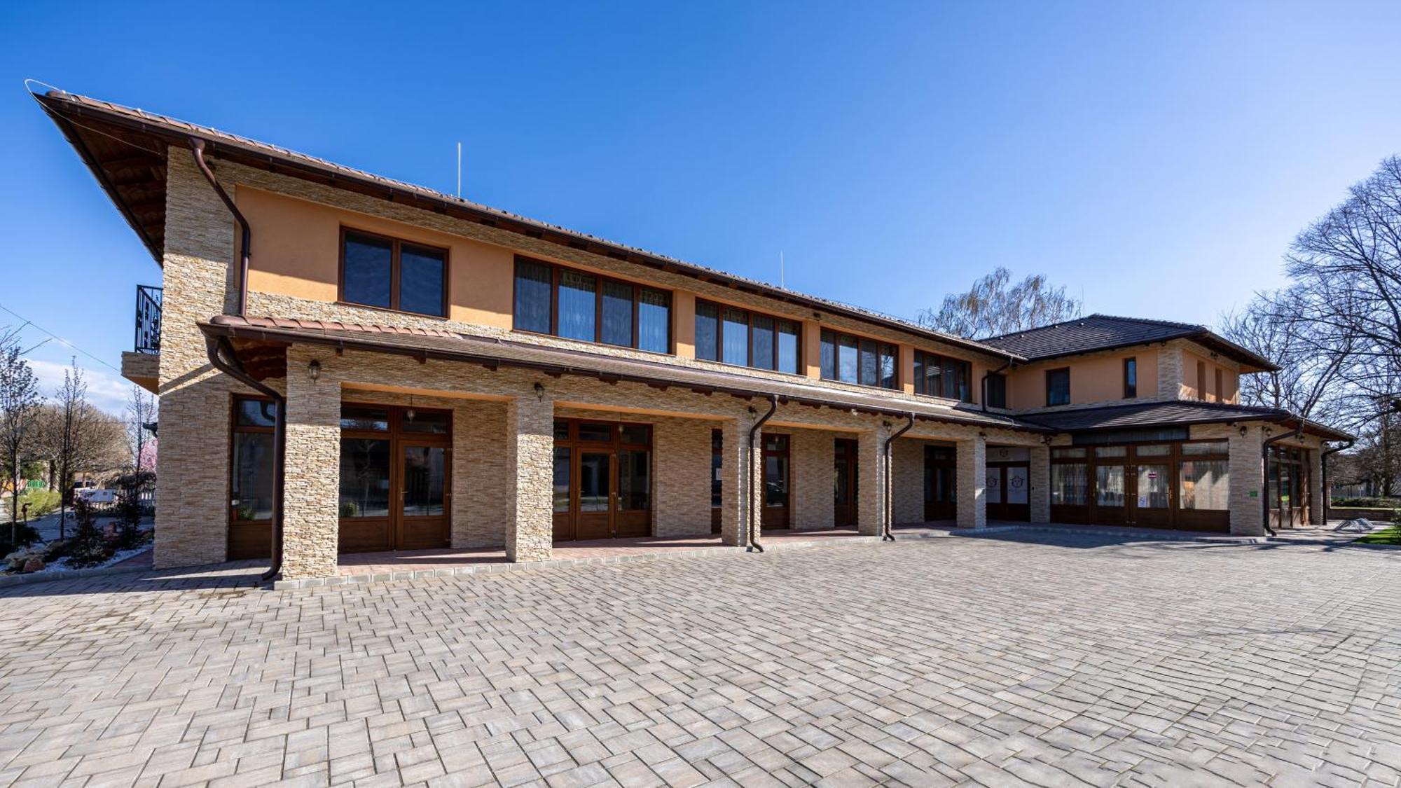 Voeroes Alom Panzio Bed & Breakfast Tiszakecske Bagian luar foto